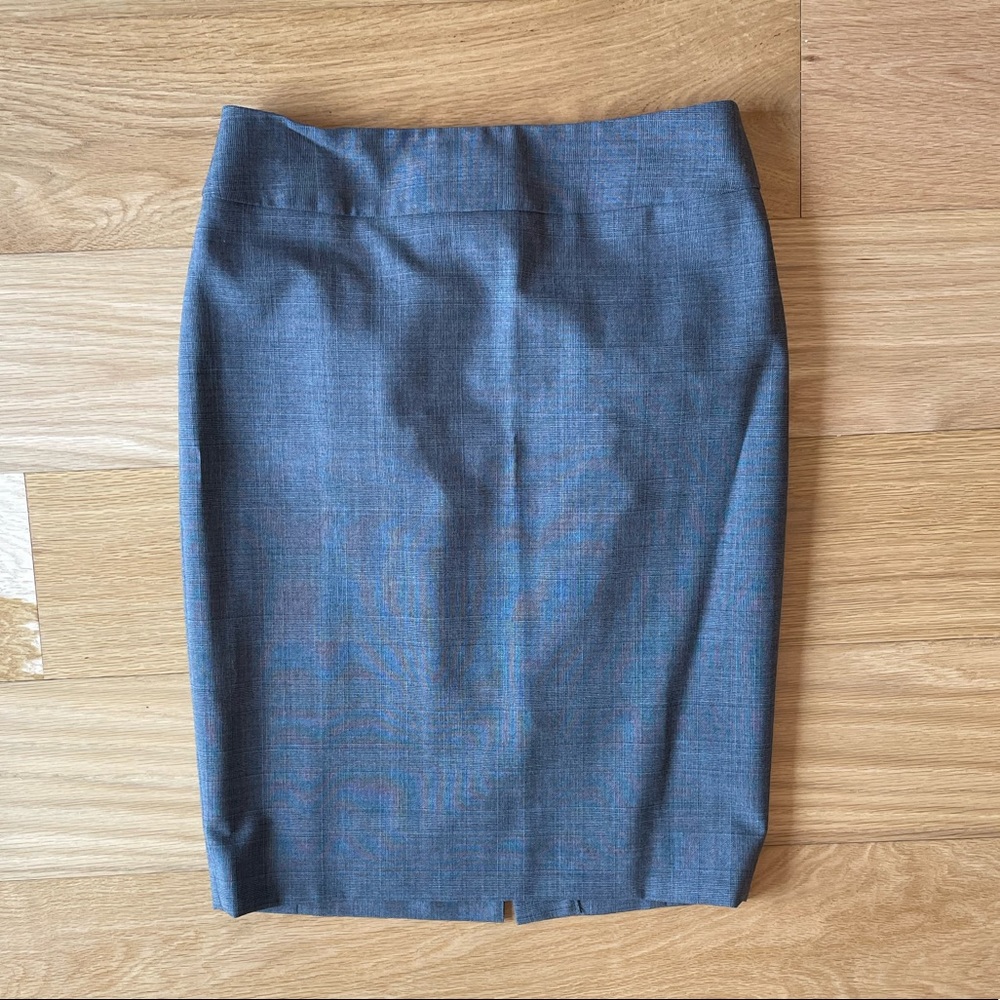 Ann Taylor suit pencil skirt in grey houndstooth. Size 2.